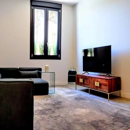 Historical Center Flat With Pool, Tennis & Parking